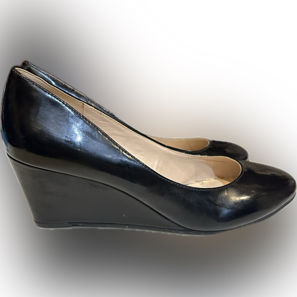 NINE WEST 8M BLACK PATENT PLATFORM WEDGE DRESS SHOES SLIP ON 2.5” HEEL ROUND TOE
